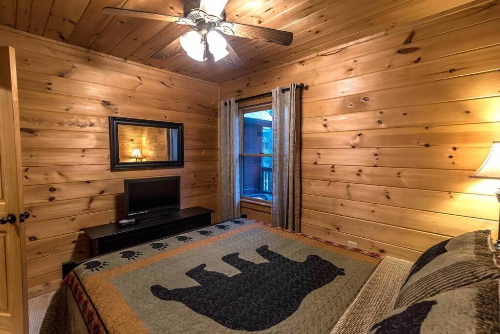 Private Creekside Cabin+Hot Tub,Pool Table, & Pets Ellijay Exterior photo