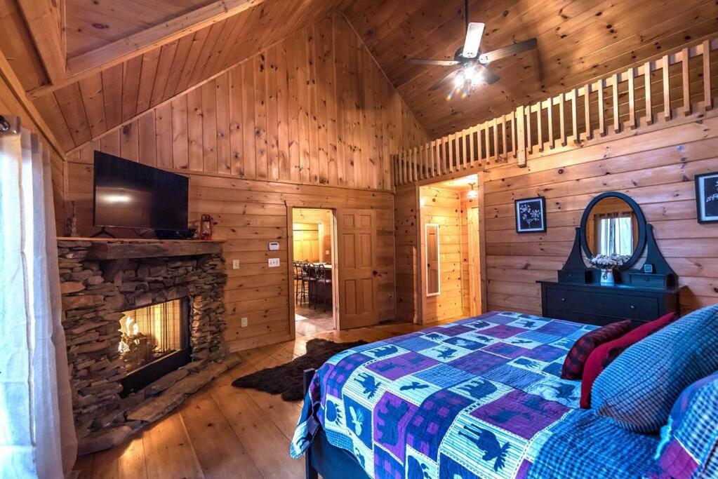 Private Creekside Cabin+Hot Tub,Pool Table, & Pets Ellijay Exterior photo